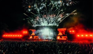 The Chainsmokers op het podium van Colours of Ostrava 2025 voor duizenden festivalbezoekers met vuurwerk boven het podium
