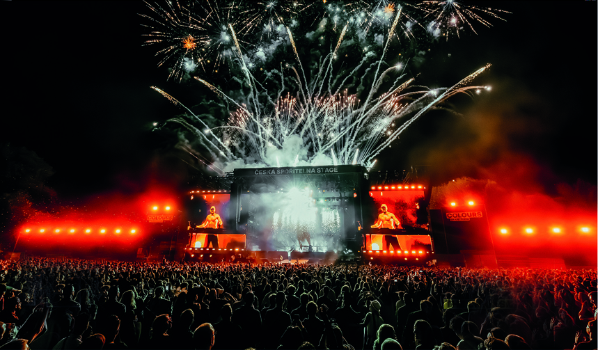 The Chainsmokers op het podium van Colours of Ostrava 2025 voor duizenden festivalbezoekers met vuurwerk boven het podium
